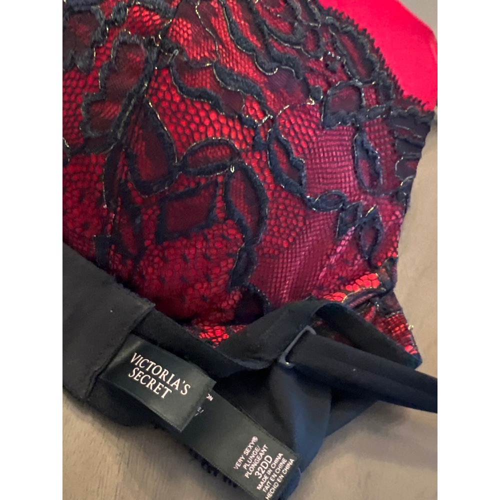 Victorias Secret Very Sexy Red Black‎ Gold Lace Plunge Bra 32DD Floral Padded